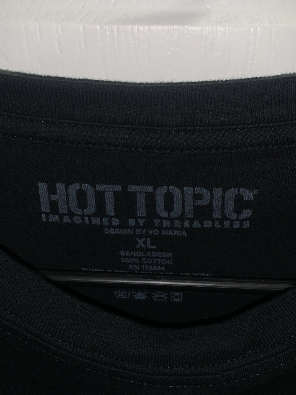 HOT TOPIC CAT TEE - Picture 2 of 2